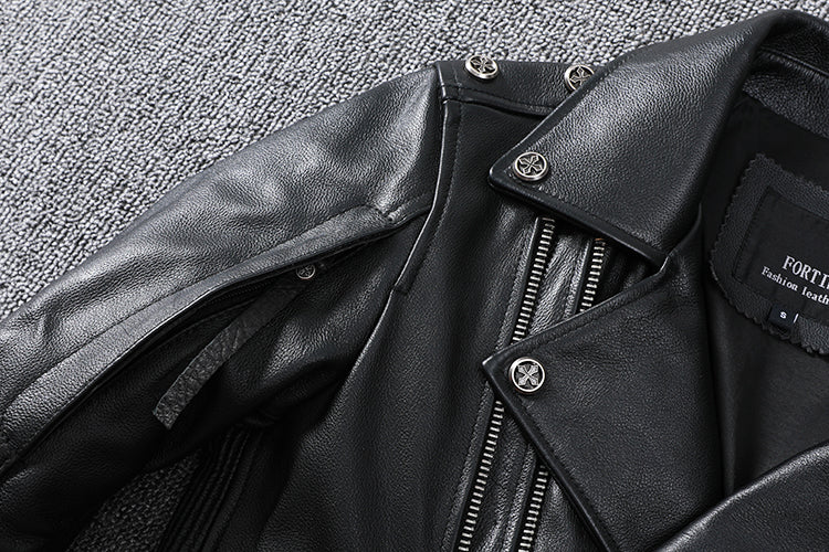 Perfecto-en-cuir-noir-cintre-pour-homme-biker-epaule